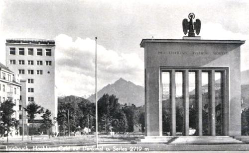 Historische Ansicht des Befreiungsdenkmals mit der Serles.