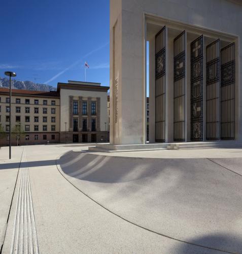 Das geöffnete Befreiungsdenkmal vor dem Landhaus.